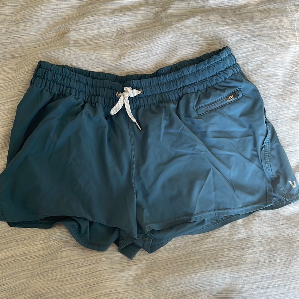 Womens vuori clementine shorts. Gently used